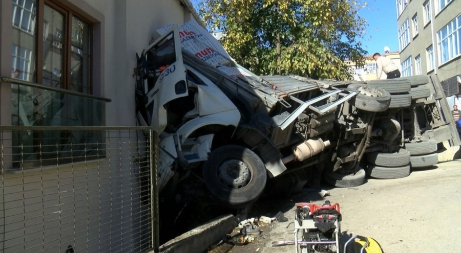 Gaz beton yüklü kamyon 2 katlı binaya girdi