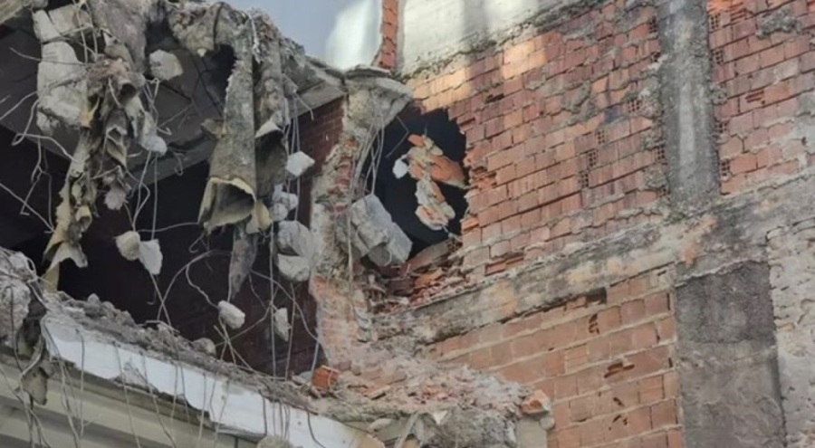 Bina yıkımı sırasında 3 işyeri zarar gördü!