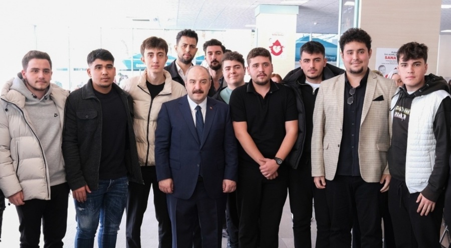 Mustafa Varank: "Maaşlı bir iş tercih edeceğinize girişimci olmanızı öneriyorum"