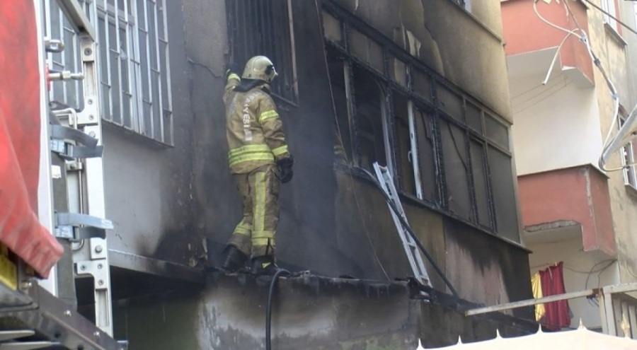 Yanan motosikletten çıkan alevler binaya sıçradı