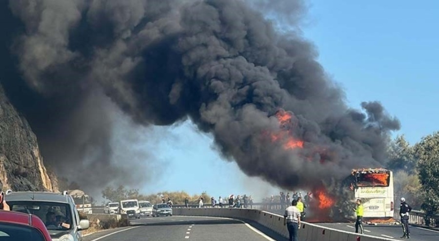 Seyir halindeki yolcu otobüsünde yangın: Yolcular son anda kurtarıldı