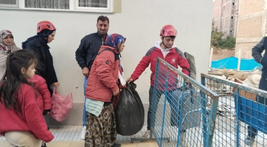 Doğal gaz patlamasından sonra evlerine eşyalarını almak için girdiler