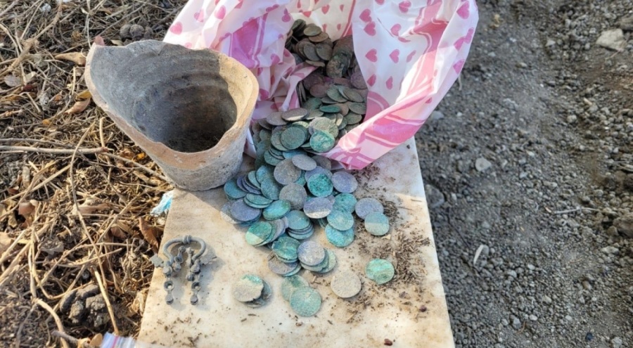 Mezar kazısında 500'ün üzerinde sikke bulundu