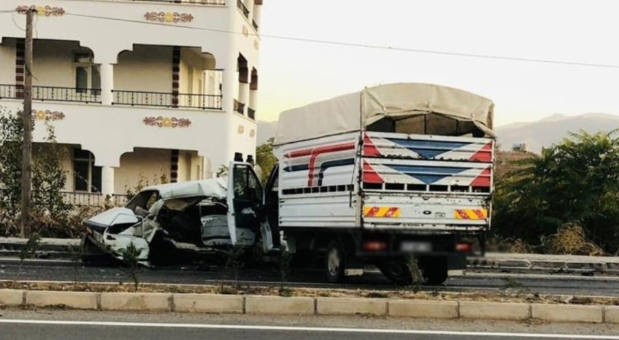 Otomobil ile kamyonet çarpıştı: 1 ölü, 1 yaralı