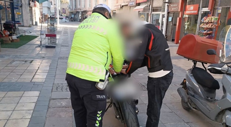 Motosikletiyle tehlikeli hareketler yapan sürücüye 7 bin TL ceza!