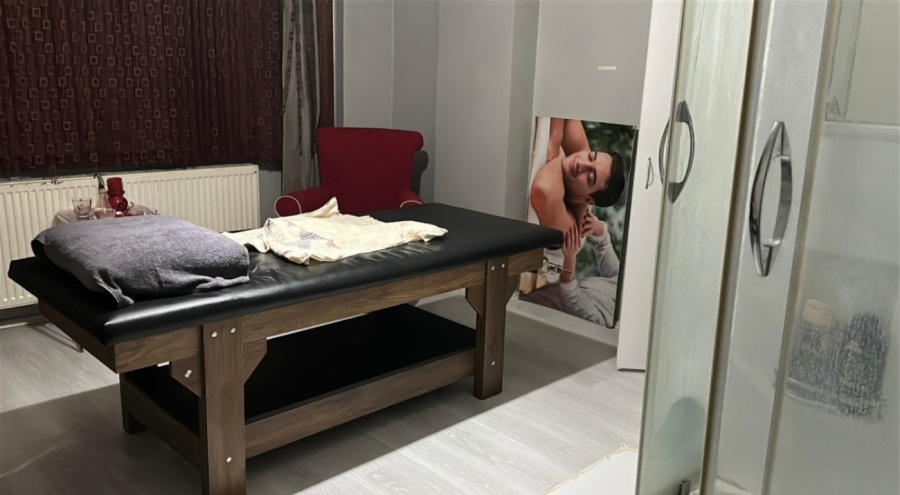 Kız çocuklarının zorla çalıştırıldığı masaj salonuna fuhuş operasyonu!