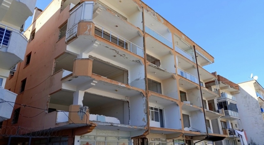 Mudanya'da yıkım kararına rağmen yıkılmayan bina tehlike saçıyor