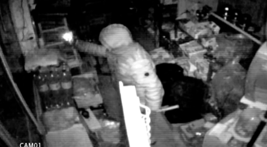 Hırsızlık yaparken çakmak ışığıyla gezdi