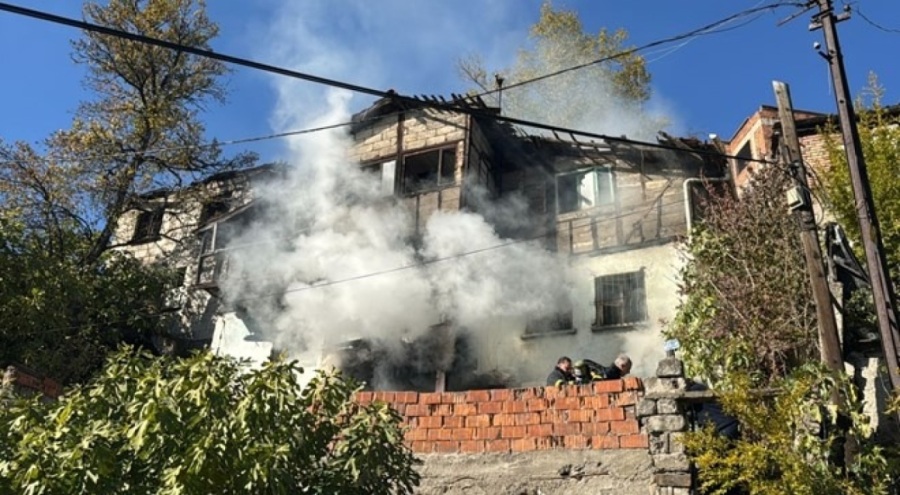 Çöp dolu evde yangın çıktı