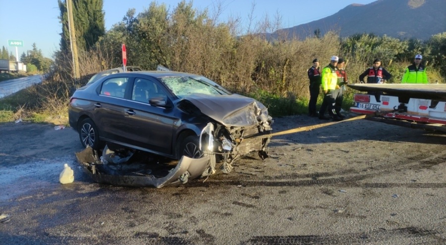 Bursa'da iki otomobil kafa kafaya çarpıştı!