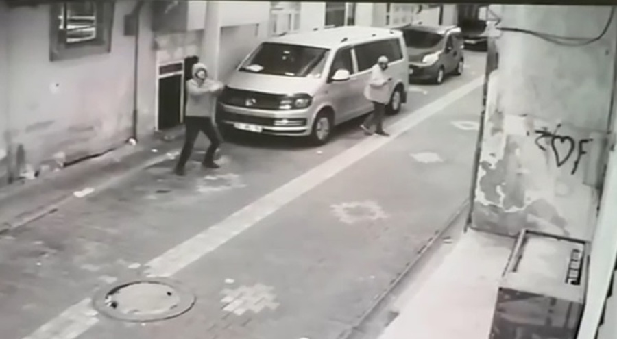 Tabanca ile evi kurşunladı!