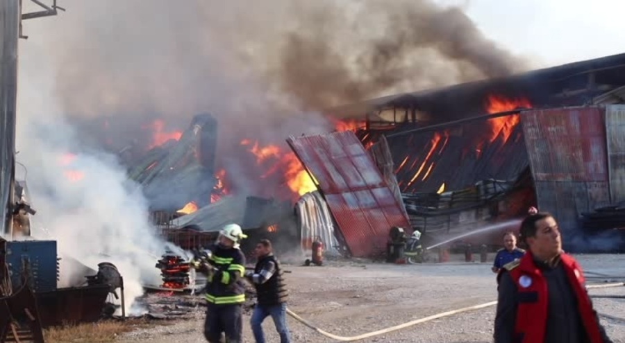 Metal işleme tesisinde meydana gelen yangına müdahale ediliyor