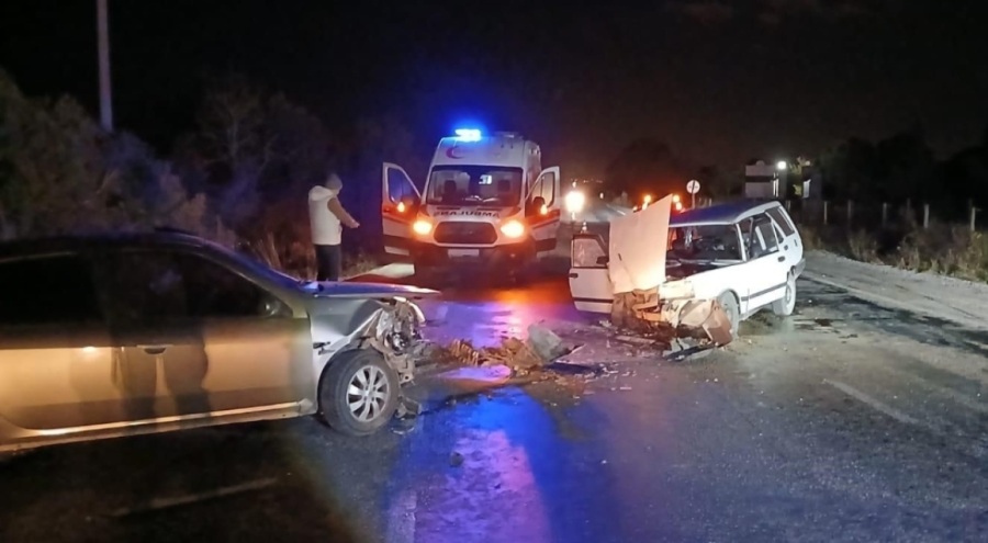 Araçlar kafa kafaya çarpıştı: 2 yaralı