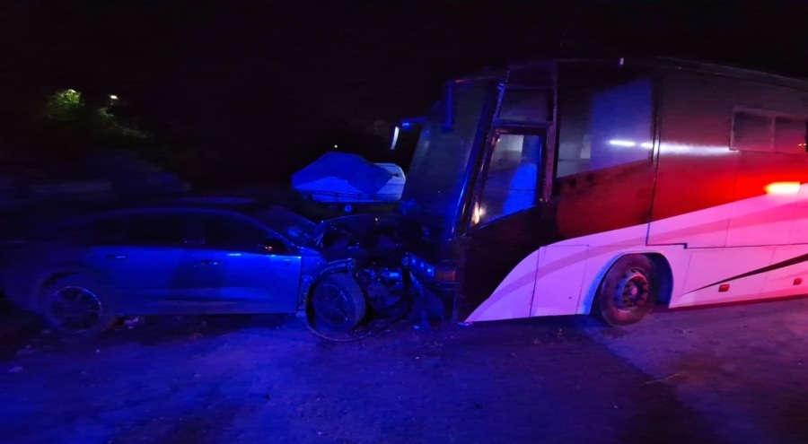 Alkollü sürücünün kullandığı araç, park halindeki karavana çarptı