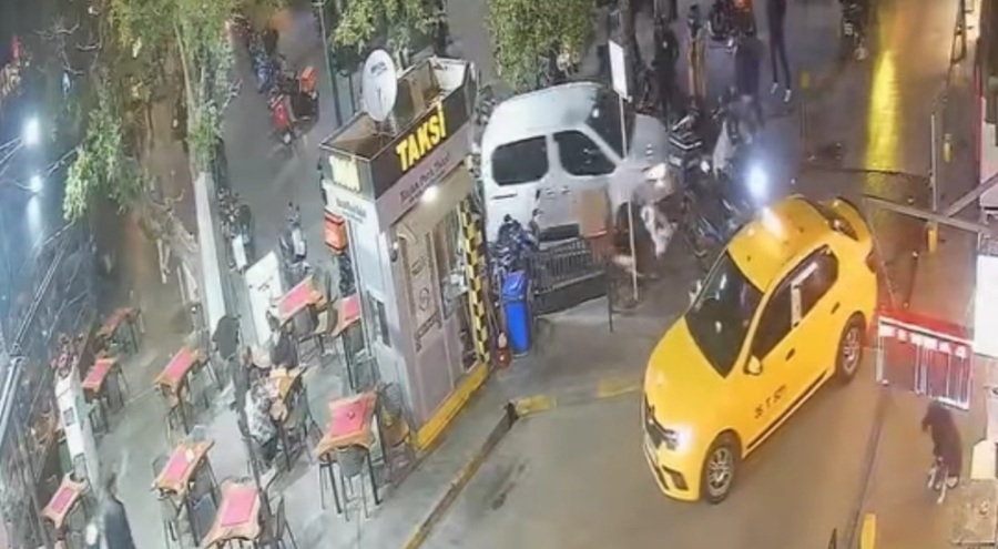 'Dur' ihtarına uymayan sürücüsü ters yöne girip, park halindeki araçlara çarptı!