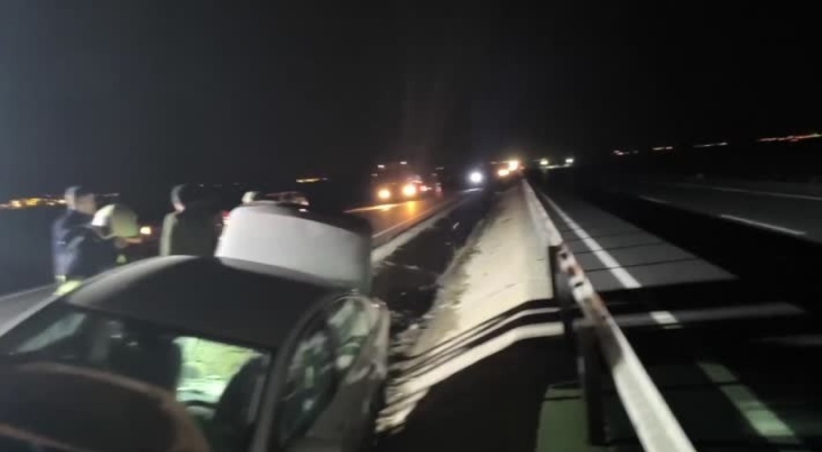 Yoldaki lastiği kaldırmak isteyen sürücü aracın çarpması sonucu ağır yaralandı