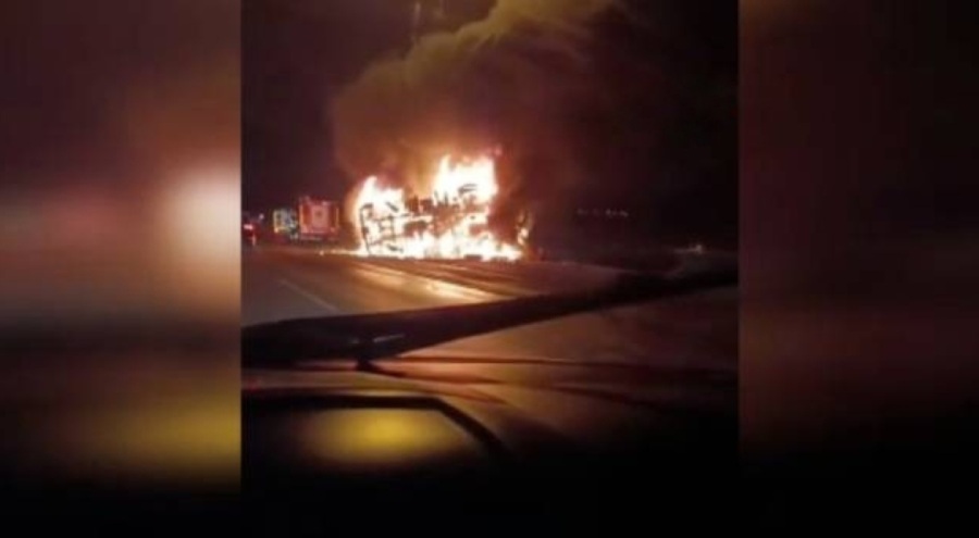 Alev alan TIR'ın sürücüsü yaşamını yitirdi