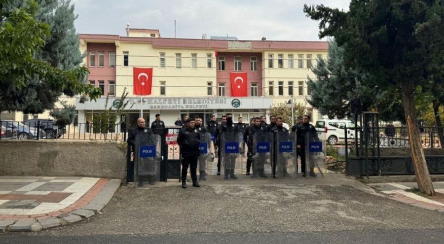Halfeti Belediyesi önünde polislere karşı taşlı saldırıda yeni gelişme