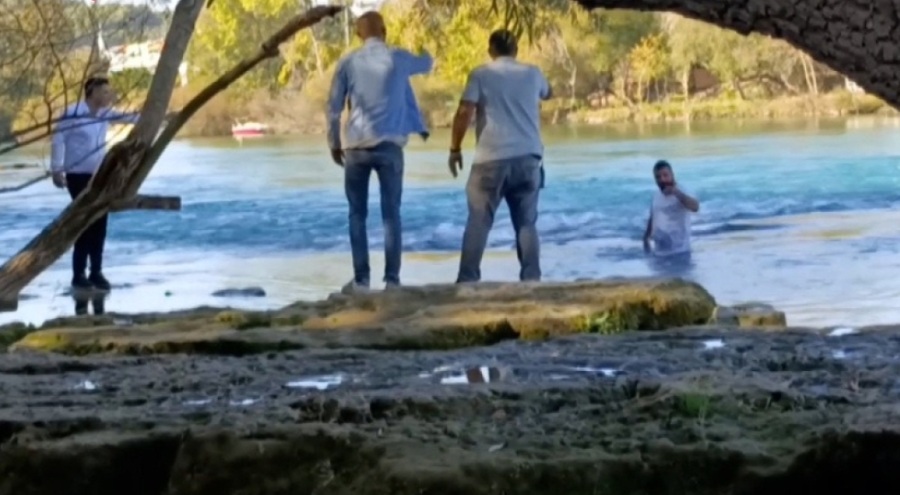 Buz gibi suya giren adamı 45 dakika boyunca polis ikna etmeye çalıştı