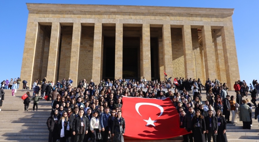 Bursalı gençler Anıkabir'de Ata'nın huzurunda