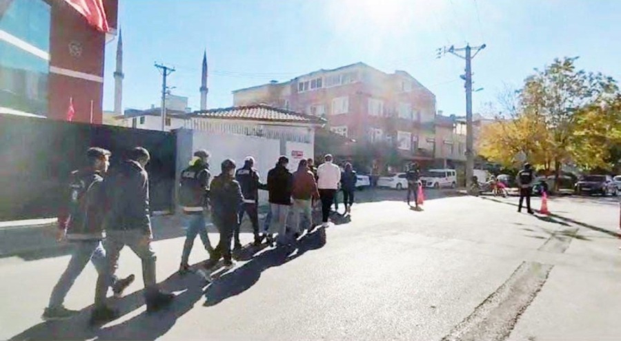 23 göçmen ile 2 insan kaçakçısı yakalandı