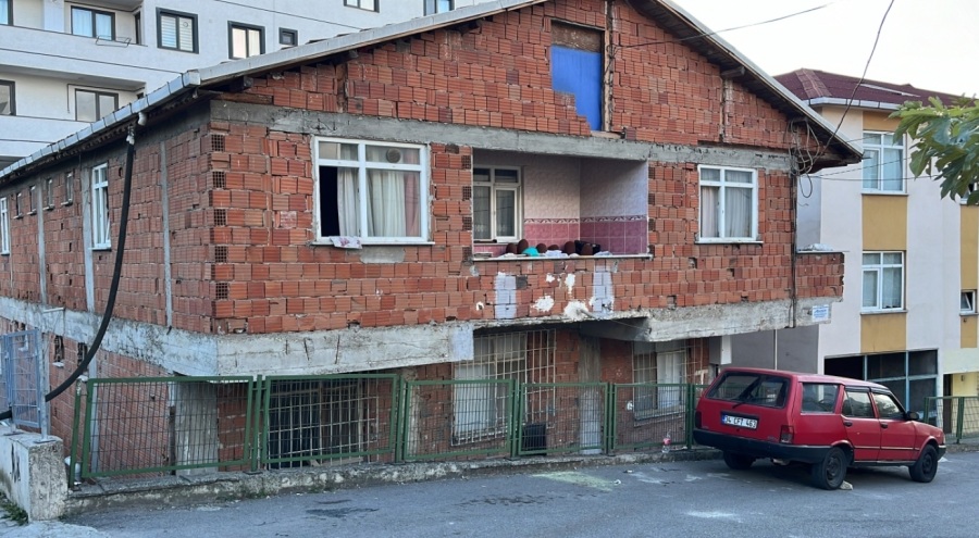 Cezaevinden izinli çıktıktan sonra eşini uykusunda boğdu