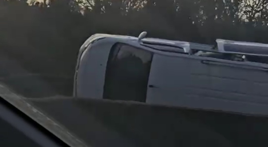 Kontrolden çıkan araç yan yattı: 4 yaralı