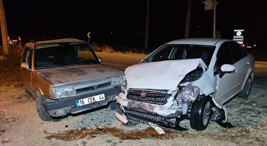 Bursa'da 2 otomobil çapıştı: 6 yaralı