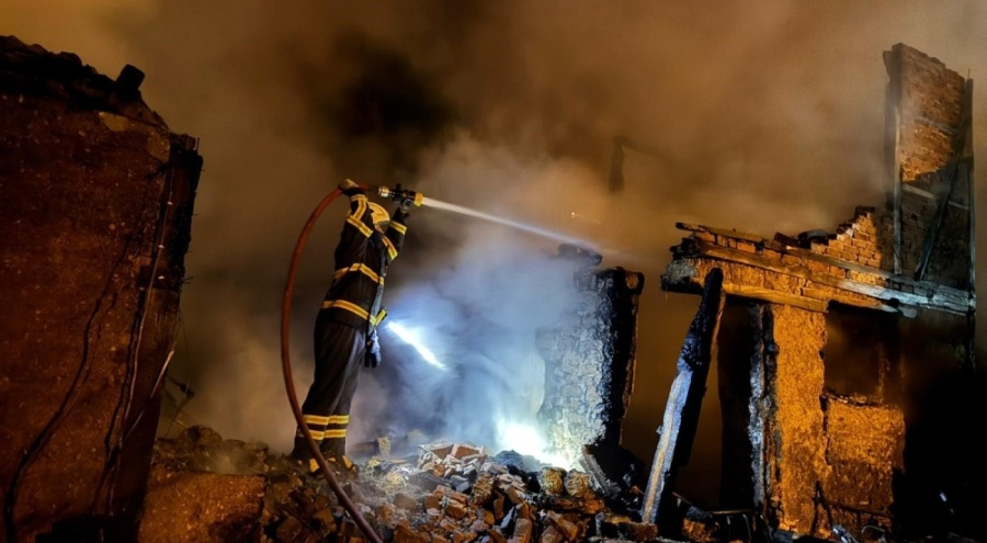 Bir evde çıkan yangın diğer evlere sıçradı!