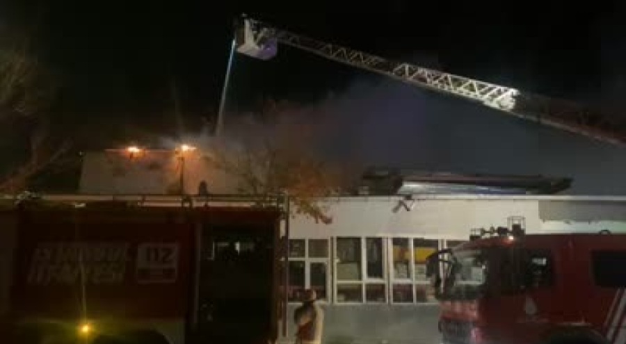 Yapı markette çıkan yangına itfaiye müdahale ediyor