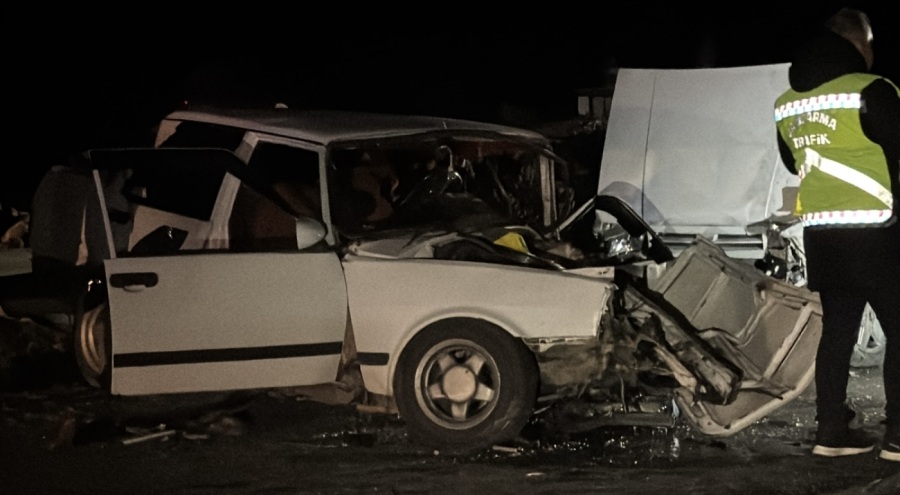 3 otomobil çarpıştı: 2 kişi hayatını kaybetti, 8 kişi yaralandı