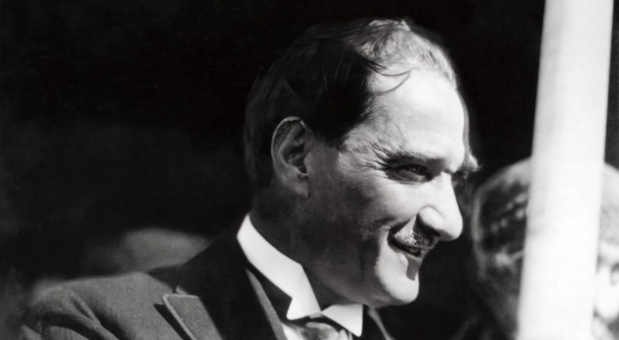 Türkiye bugün Ata'sını saygı ve özlemle anıyor!