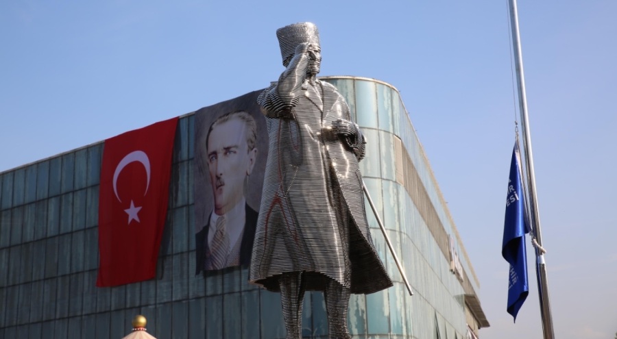 Bursa'da yeni 'Atatürk Heykeli' açıldı! Başkan Bozbey: "Kent Meydanı'nda Ata'mızın izi olacak"