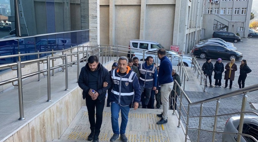 Trafik kazası yüzünden bıçaklı kavga!  8 zanlı gözaltında