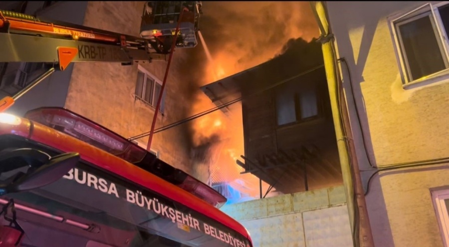 Bursa'da korkutan yangın! Ahşap ev cayır cayır yandı