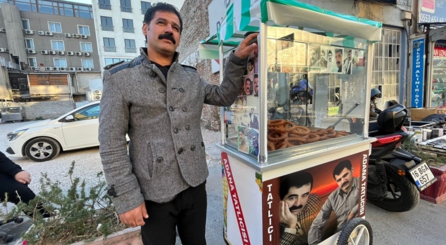 Bursa'da hayranı olduğu İbrahim Tatlıses'in fotoğraflarıyla süslediği el arabasıyla, şarkılarını söyleyip tatlı satıyor