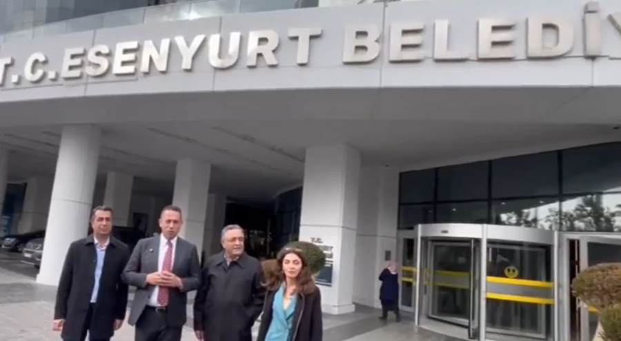 CHP'lilerin Esenyurt Belediyesi önündeki eylemi sürüyor