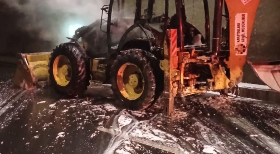 Tünel içinde seyir halinde olan iş makinesi alev aldı