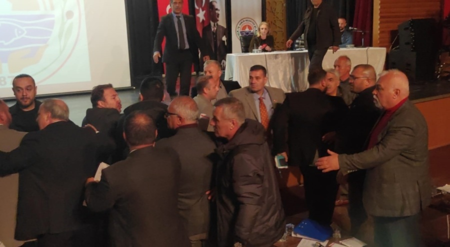 Bursa'da Gemlik Belediye Meclisi'nde 'pankart' gerginliği