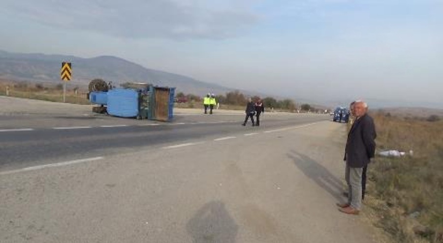 İşçi servisi ile traktör çarpıştı: 16 yaralı