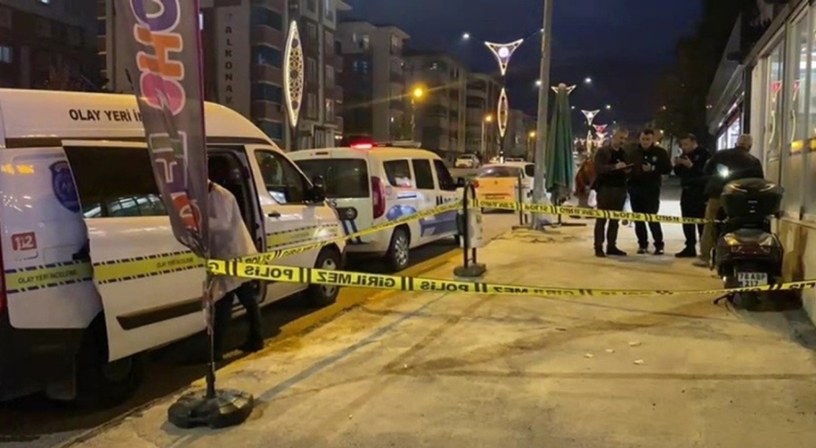 Bıçakla kendine zarar veren kişi kanlar içinde kaldı!