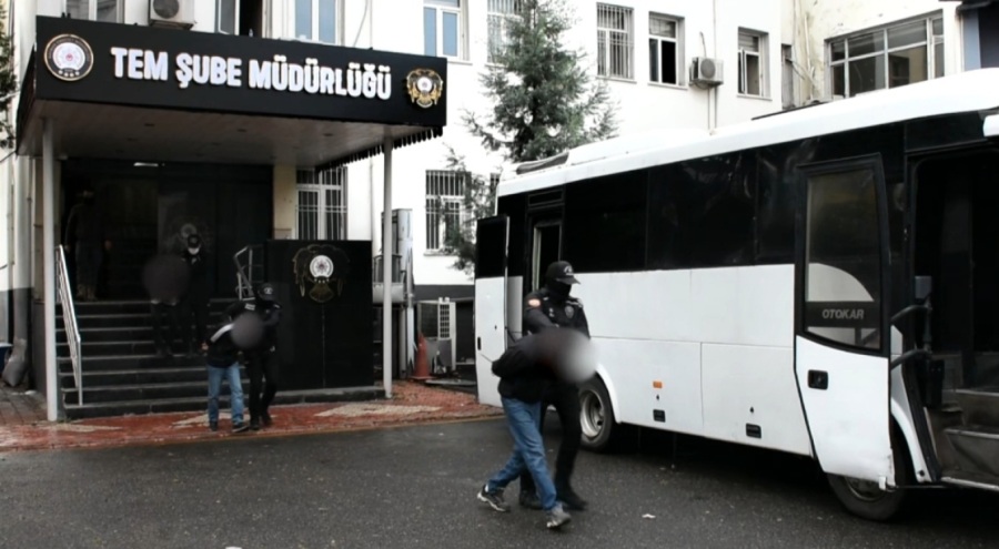 Zincir marketin camını taşla kırarak yağmalayan 3 zanlı yakalandı