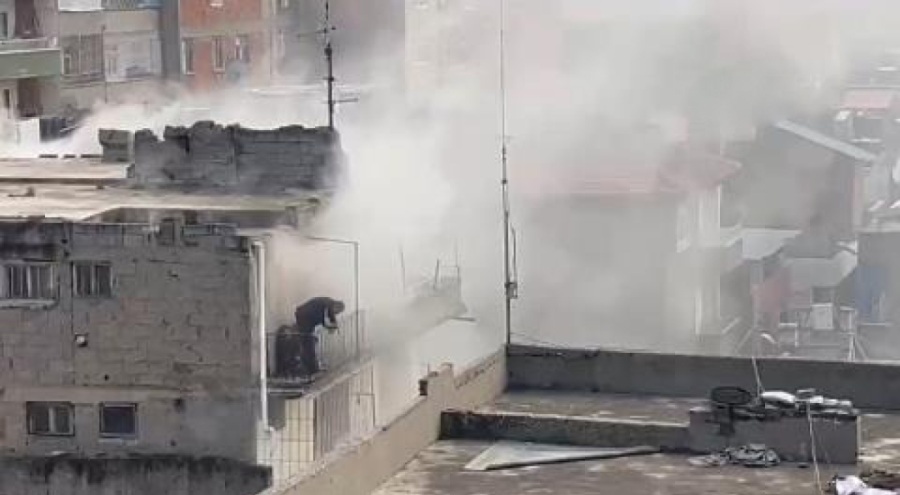 Yangında baba ve 2 çocuğu dumanların arasında kaldı!