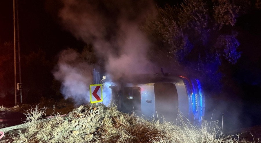 Bursa'da kaza yapan otomobil alev aldı!