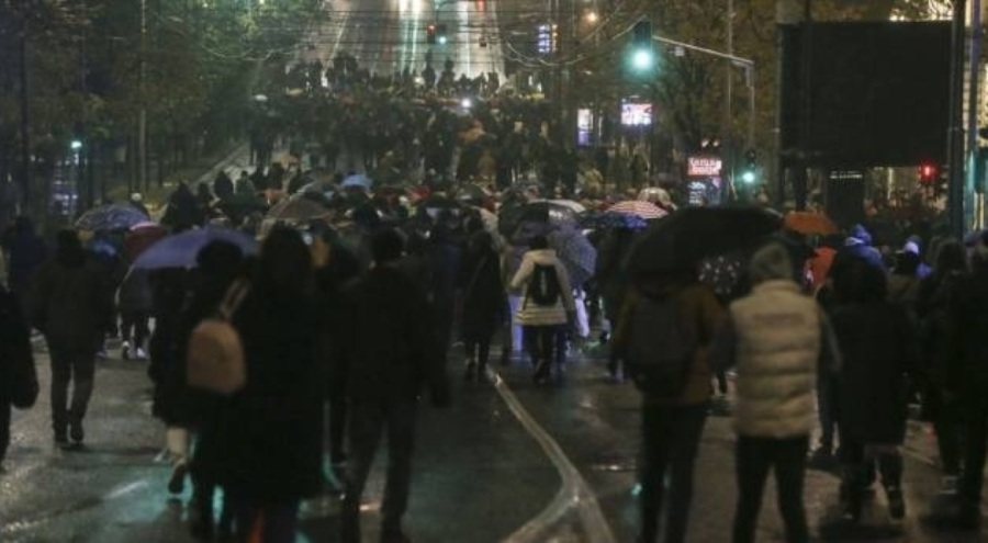 Sırbistan'da halk protesto düzenledi