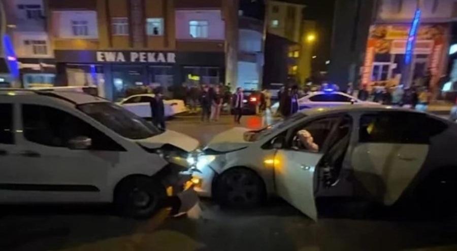 Kazaya karışan iki otomobil savrularak çevredeki araçlara çarptı! Yaralılar var