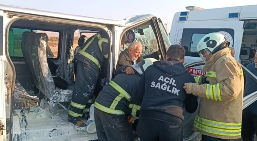 Tur otobüsü ile minibüs çarpıştı: Yaralılar var