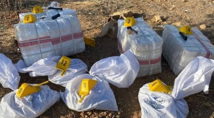 Yol kenarına bırakılan onlarca çuvaldan silah parçaları çıktı