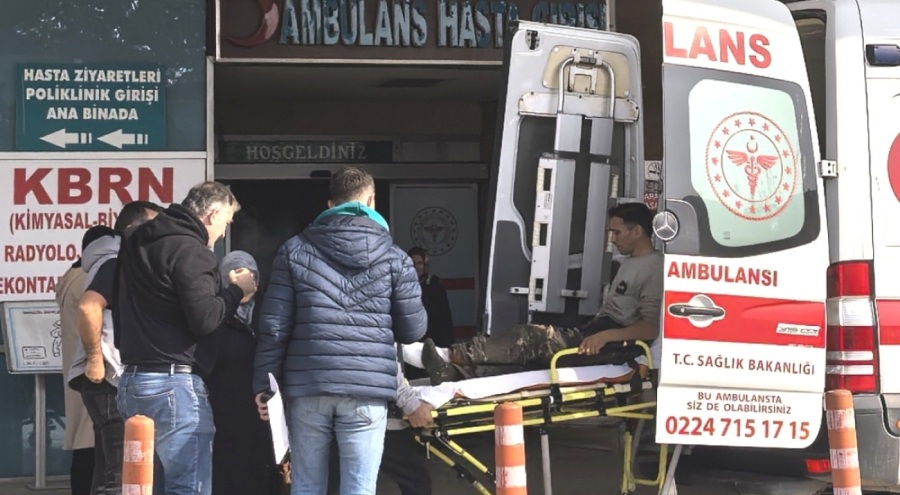 Bursa'da bir kişi motorlu testereyle odun keserken ayağından yaralandı
