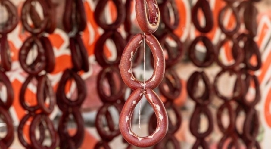 Bozulmuş sucukları sosyal medyada satan kişilere ceza yağdı!